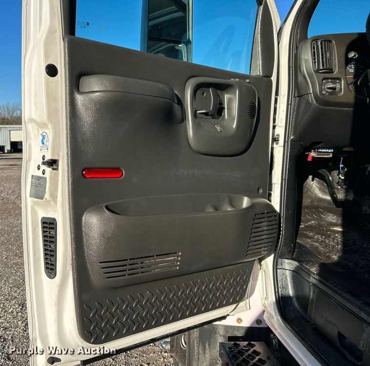 image for item KH9576 2007 GMC C7500 medical scanner truck