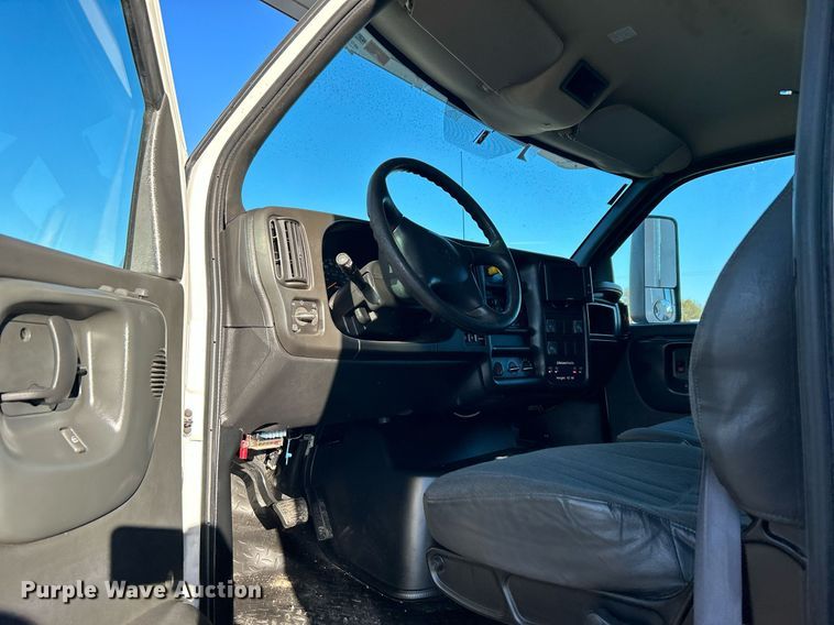 image for item KH9576 2007 GMC C7500 medical scanner truck