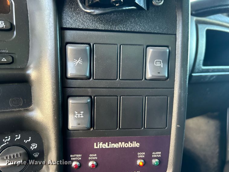 image for item KH9576 2007 GMC C7500 medical scanner truck