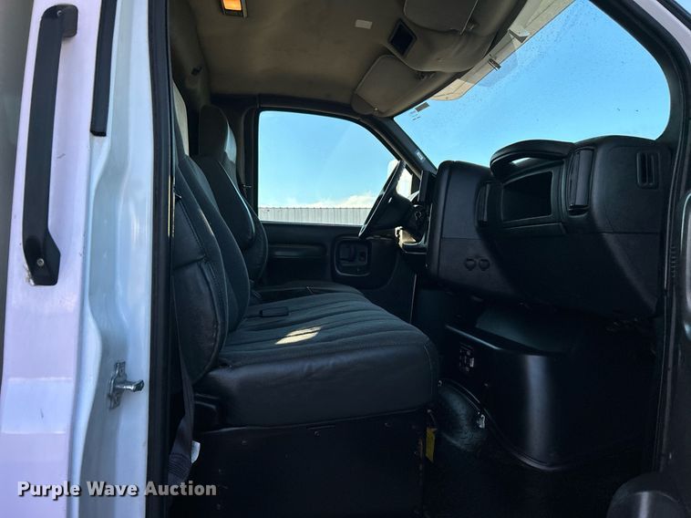 image for item KH9576 2007 GMC C7500 medical scanner truck