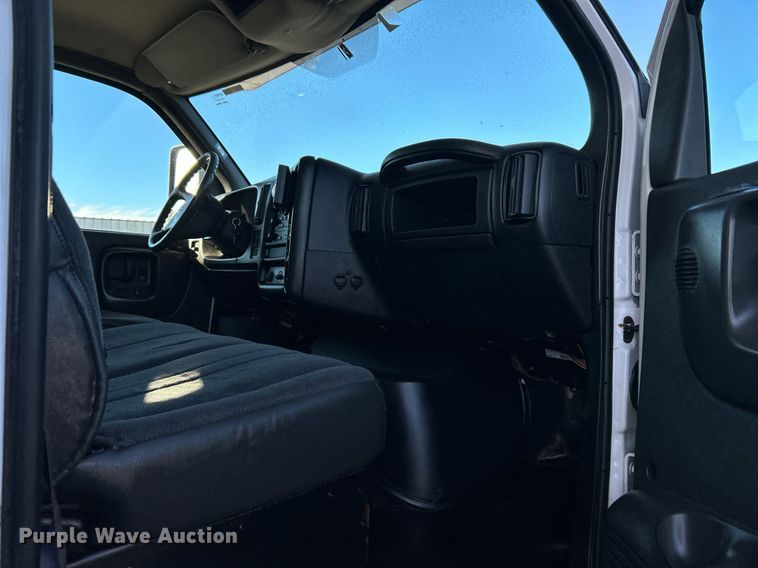 image for item KH9576 2007 GMC C7500 medical scanner truck