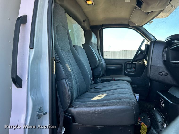 image for item KH9576 2007 GMC C7500 medical scanner truck