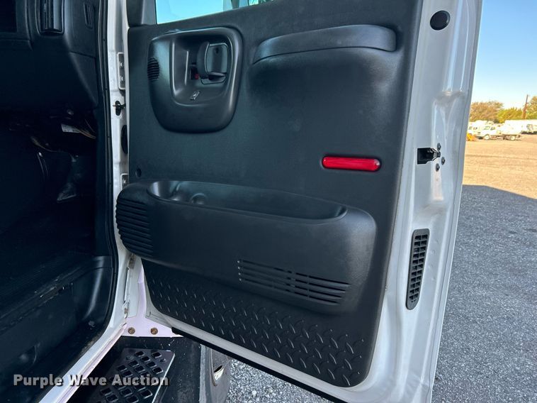 image for item KH9576 2007 GMC C7500 medical scanner truck