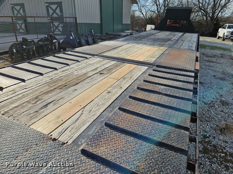 image for item LB9664 2014 Lamar GN3220 equipment trailer