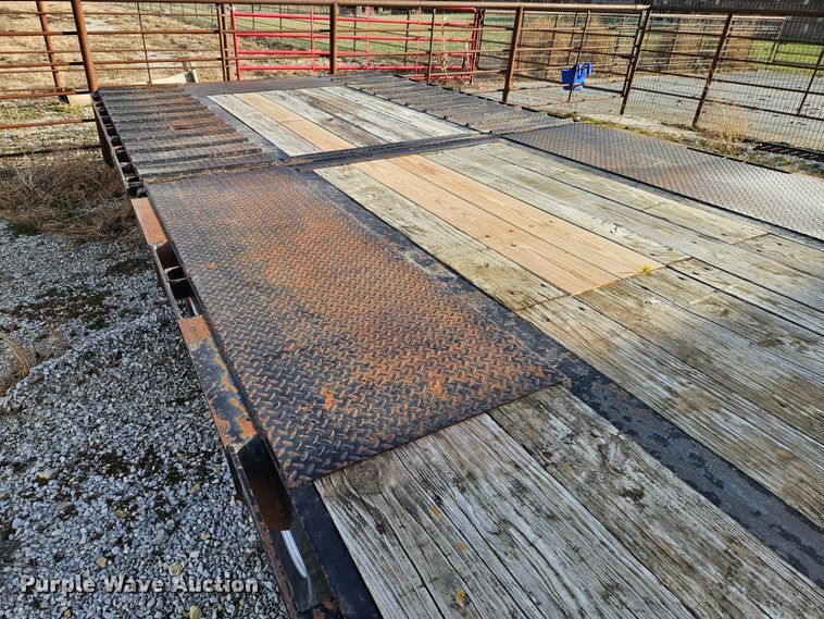 image for item LB9664 2014 Lamar GN3220 equipment trailer