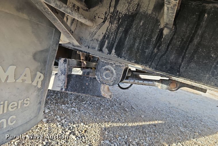 image for item LB9664 2014 Lamar GN3220 equipment trailer