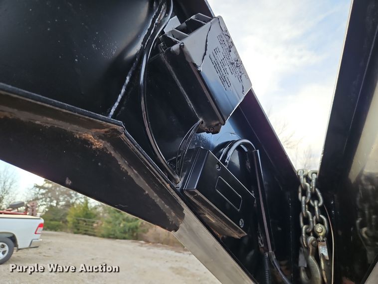 image for item LB9664 2014 Lamar GN3220 equipment trailer