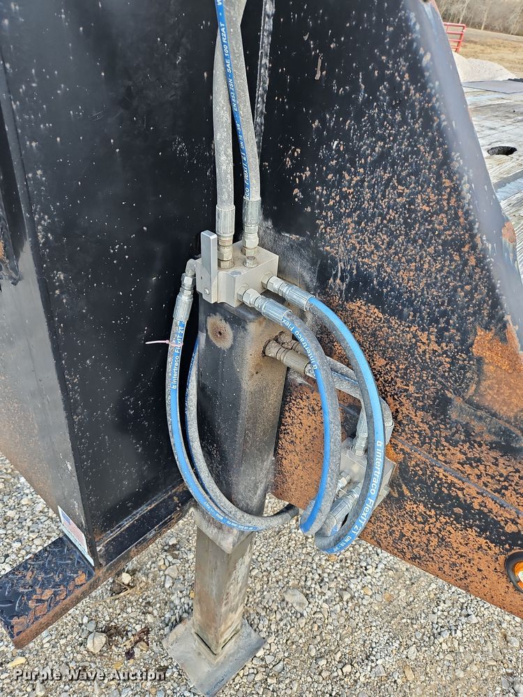 image for item LB9664 2014 Lamar GN3220 equipment trailer