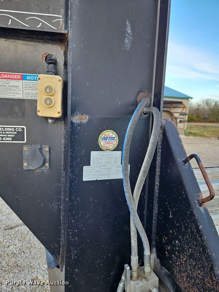 image for item LB9664 2014 Lamar GN3220 equipment trailer