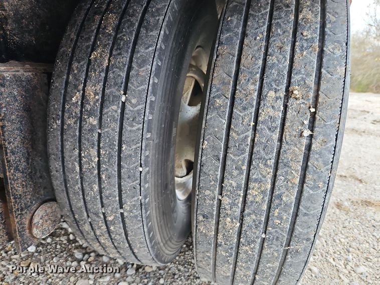 image for item LB9664 2014 Lamar GN3220 equipment trailer