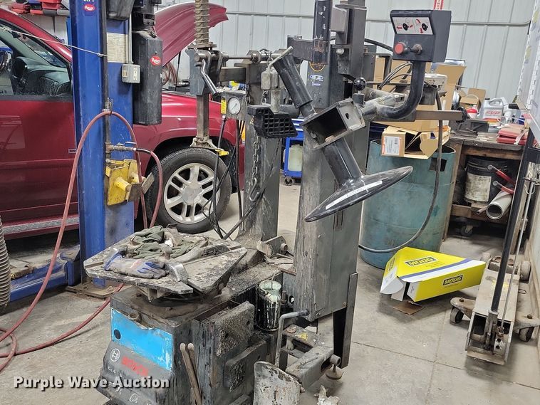 image for item LC9789 2011 Bosch TCE300 tire machine