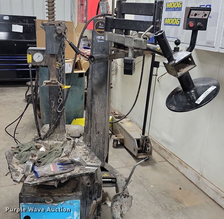 image for item LC9789 2011 Bosch TCE300 tire machine