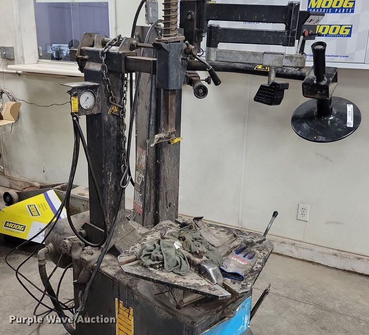 image for item LC9789 2011 Bosch TCE300 tire machine