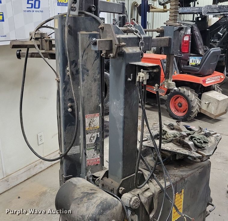 image for item LC9789 2011 Bosch TCE300 tire machine