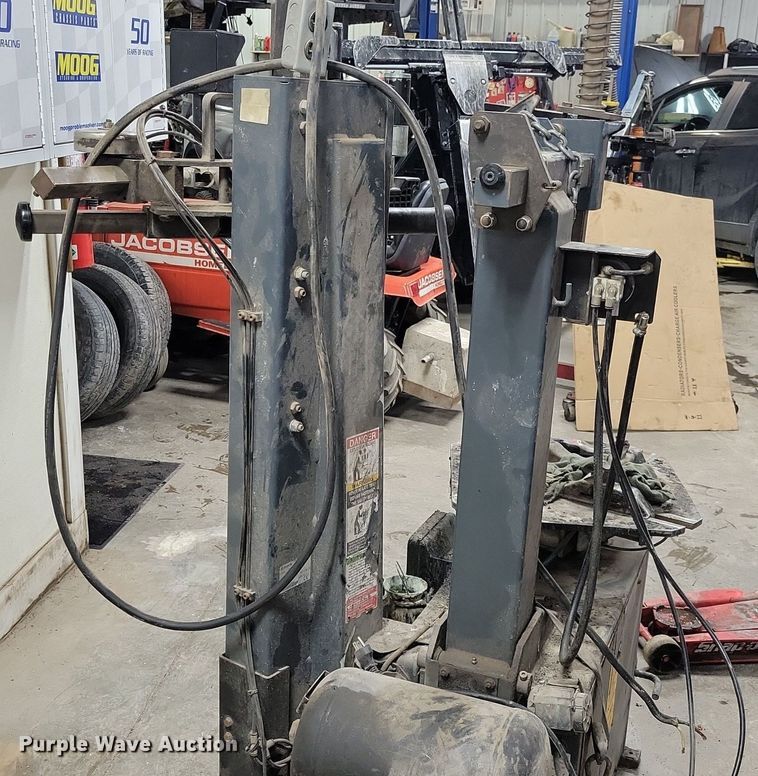 image for item LC9789 2011 Bosch TCE300 tire machine