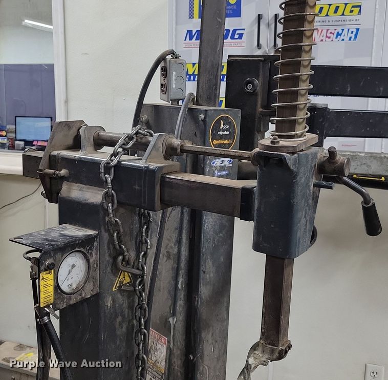 image for item LC9789 2011 Bosch TCE300 tire machine