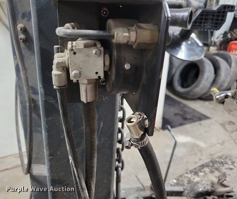 image for item LC9789 2011 Bosch TCE300 tire machine