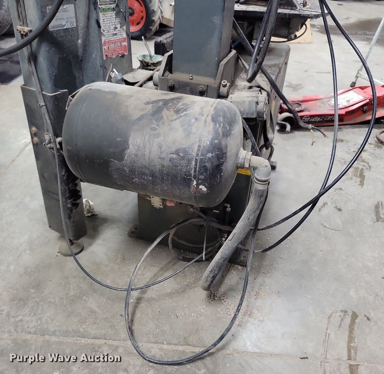 image for item LC9789 2011 Bosch TCE300 tire machine