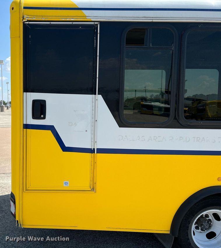 image for item LF9352 2017 Chevrolet Express G4500 shuttle bus