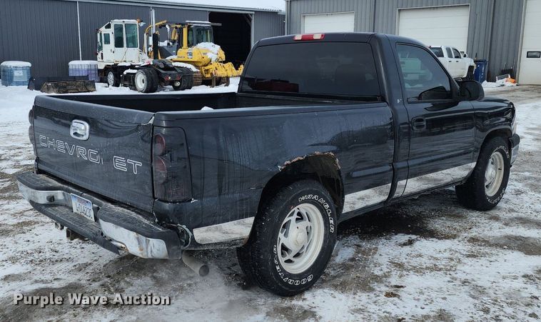 image for item LJ9473 2003 Chevrolet Silverado 1500 pickup truck