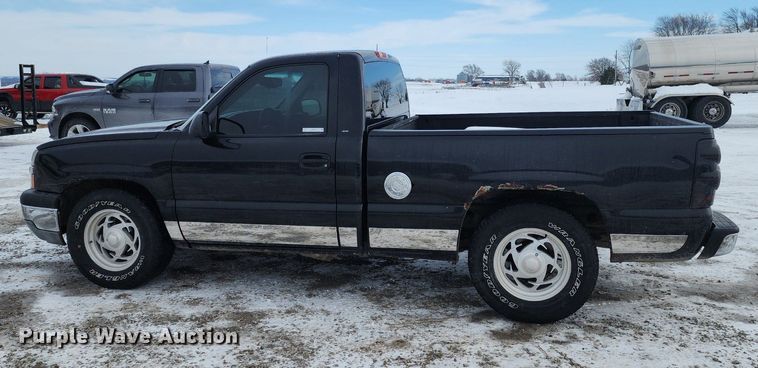 image for item LJ9473 2003 Chevrolet Silverado 1500 pickup truck