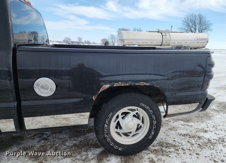 image for item LJ9473 2003 Chevrolet Silverado 1500 pickup truck