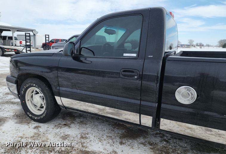 image for item LJ9473 2003 Chevrolet Silverado 1500 pickup truck