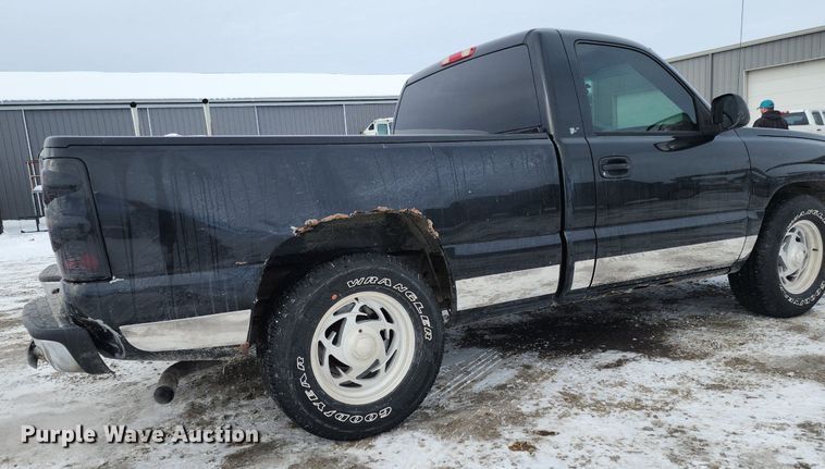 image for item LJ9473 2003 Chevrolet Silverado 1500 pickup truck