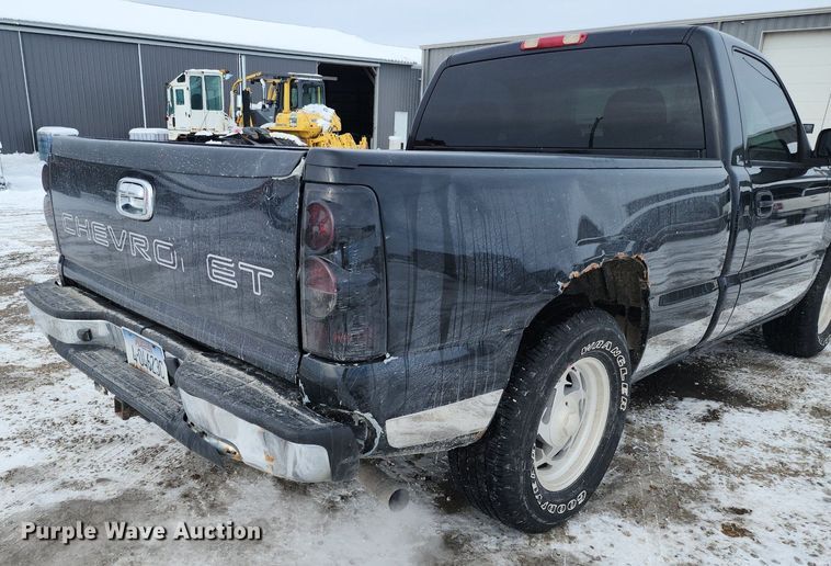 image for item LJ9473 2003 Chevrolet Silverado 1500 pickup truck