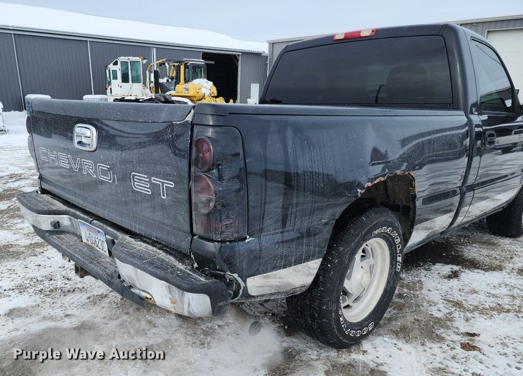 image for item LJ9473 2003 Chevrolet Silverado 1500 pickup truck