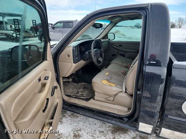 image for item LJ9473 2003 Chevrolet Silverado 1500 pickup truck