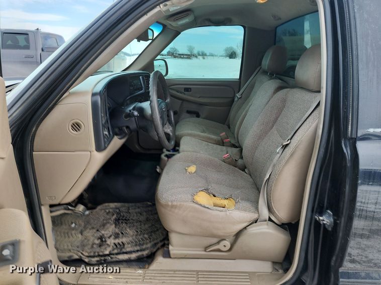 image for item LJ9473 2003 Chevrolet Silverado 1500 pickup truck