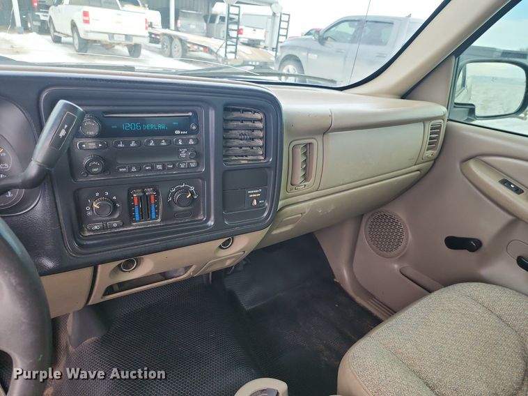 image for item LJ9473 2003 Chevrolet Silverado 1500 pickup truck