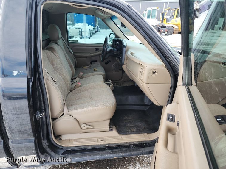 image for item LJ9473 2003 Chevrolet Silverado 1500 pickup truck