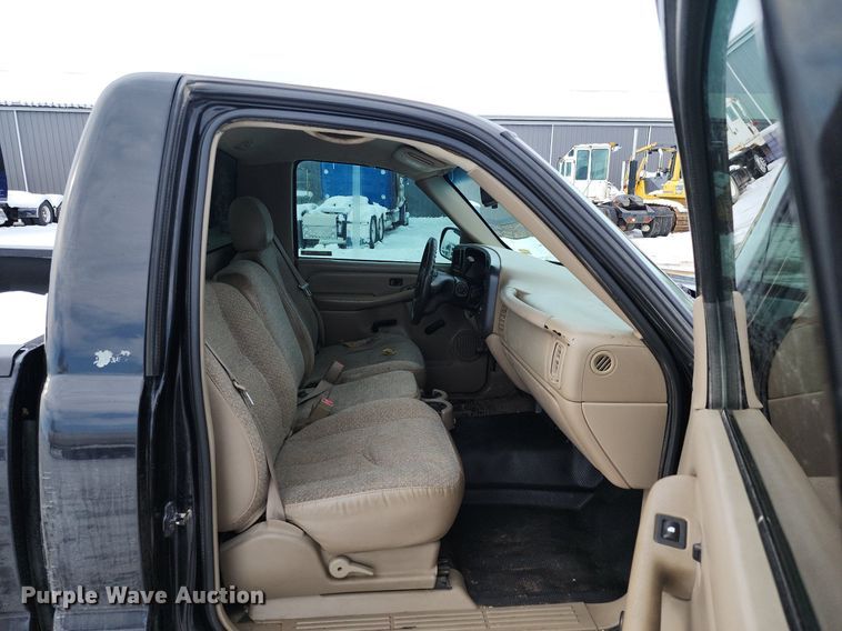 image for item LJ9473 2003 Chevrolet Silverado 1500 pickup truck