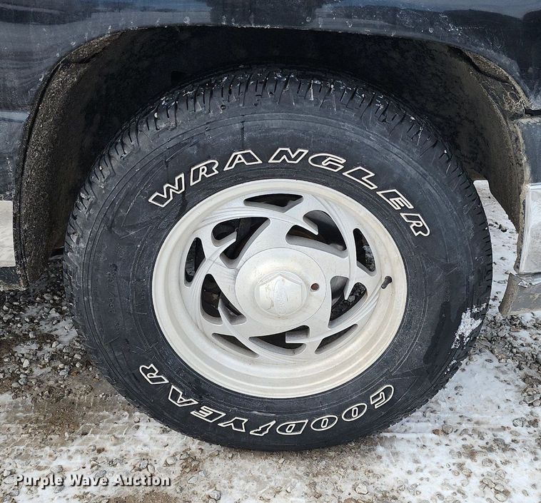 image for item LJ9473 2003 Chevrolet Silverado 1500 pickup truck