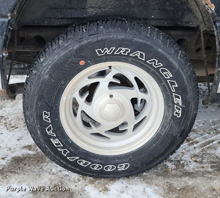 image for item LJ9473 2003 Chevrolet Silverado 1500 pickup truck