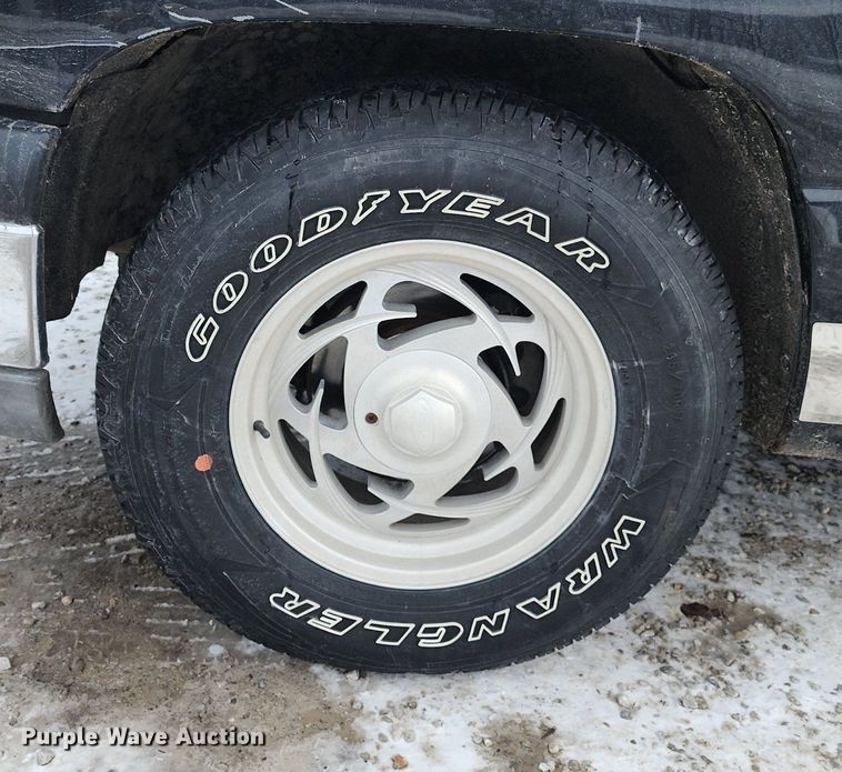 image for item LJ9473 2003 Chevrolet Silverado 1500 pickup truck