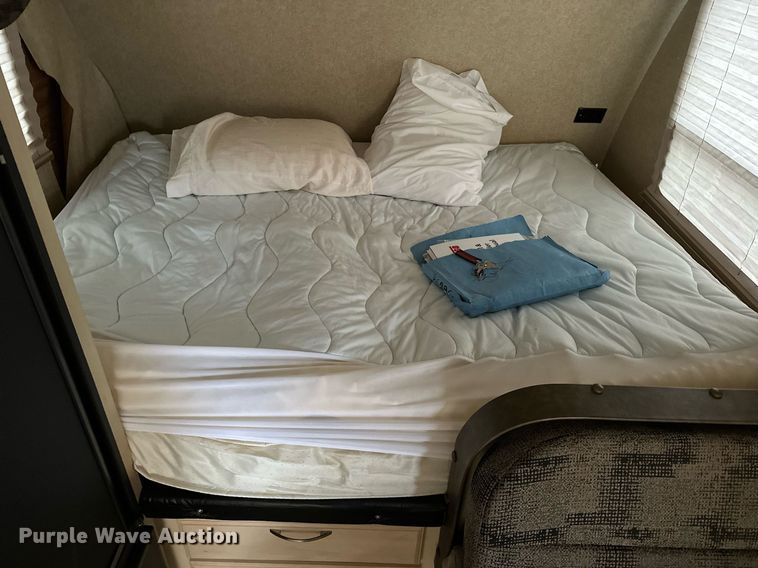 image for item LK9744 2017 Winnebago  1706FB camper