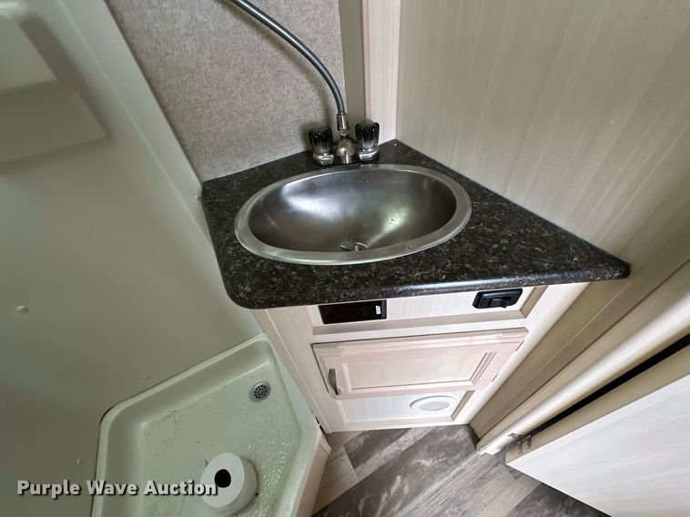 image for item LK9744 2017 Winnebago  1706FB camper