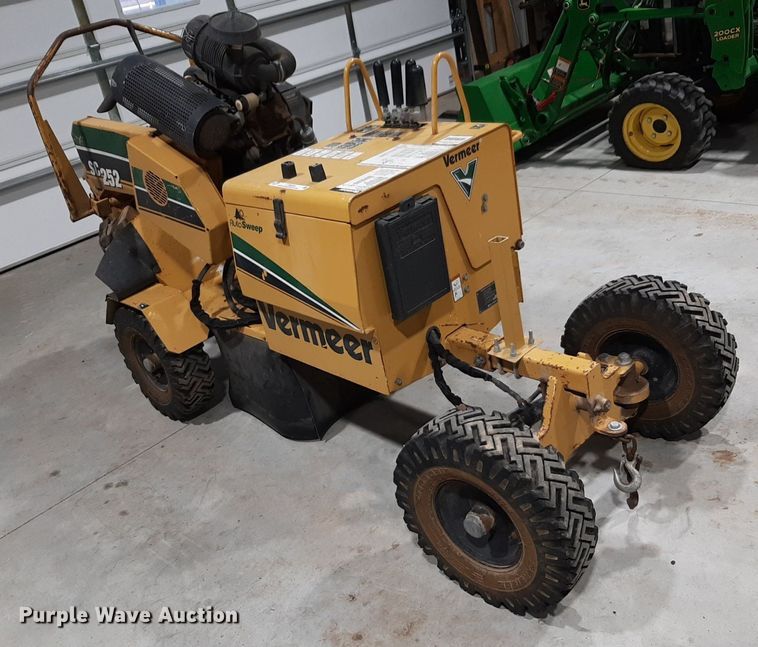 image for item LY9039 2013 Vermeer SC252 stump grinder