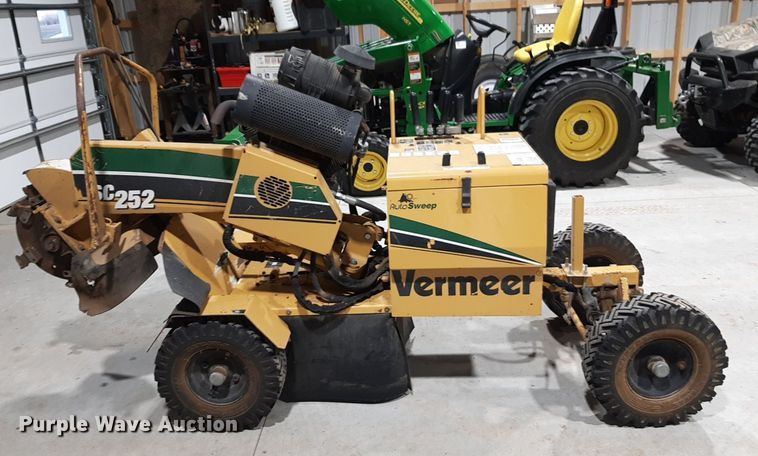 image for item LY9039 2013 Vermeer SC252 stump grinder