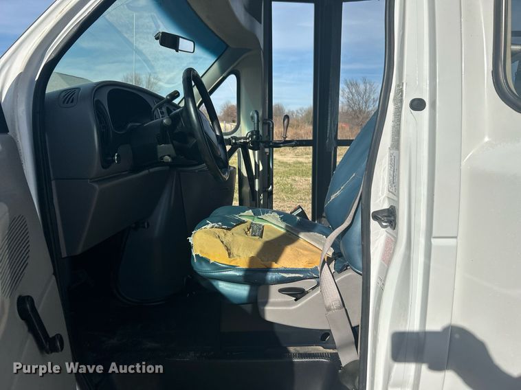 image for item NB9298 1998 Ford  E350 shuttle bus