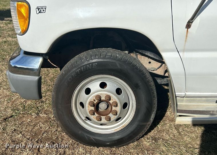 image for item NB9298 1998 Ford  E350 shuttle bus