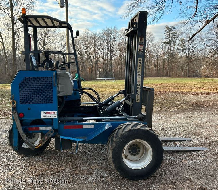 image for item NE9692 2003 Moffett M5500 forklift