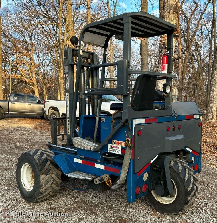 image for item NE9692 2003 Moffett M5500 forklift