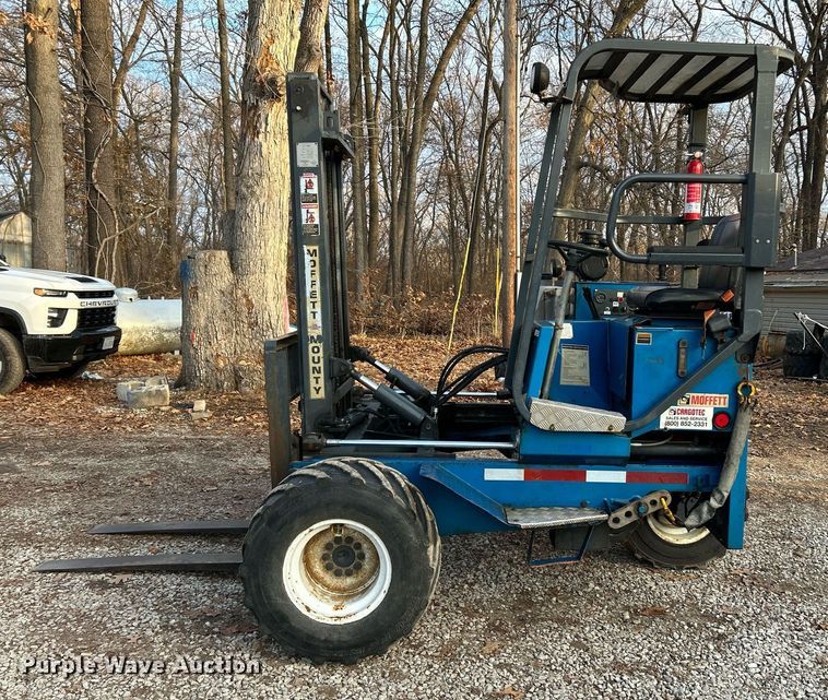 image for item NE9692 2003 Moffett M5500 forklift