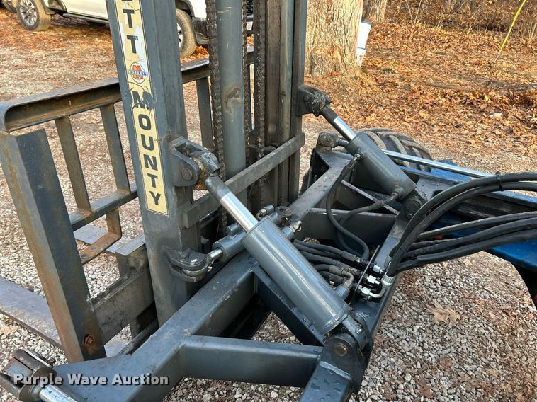 image for item NE9692 2003 Moffett M5500 forklift