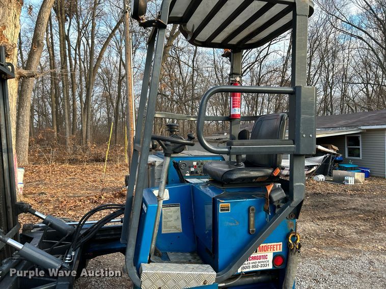image for item NE9692 2003 Moffett M5500 forklift