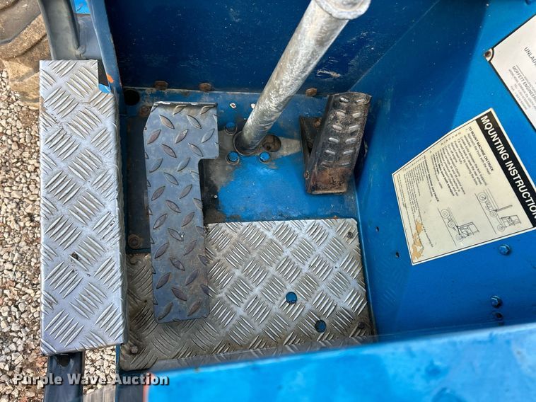 image for item NE9692 2003 Moffett M5500 forklift